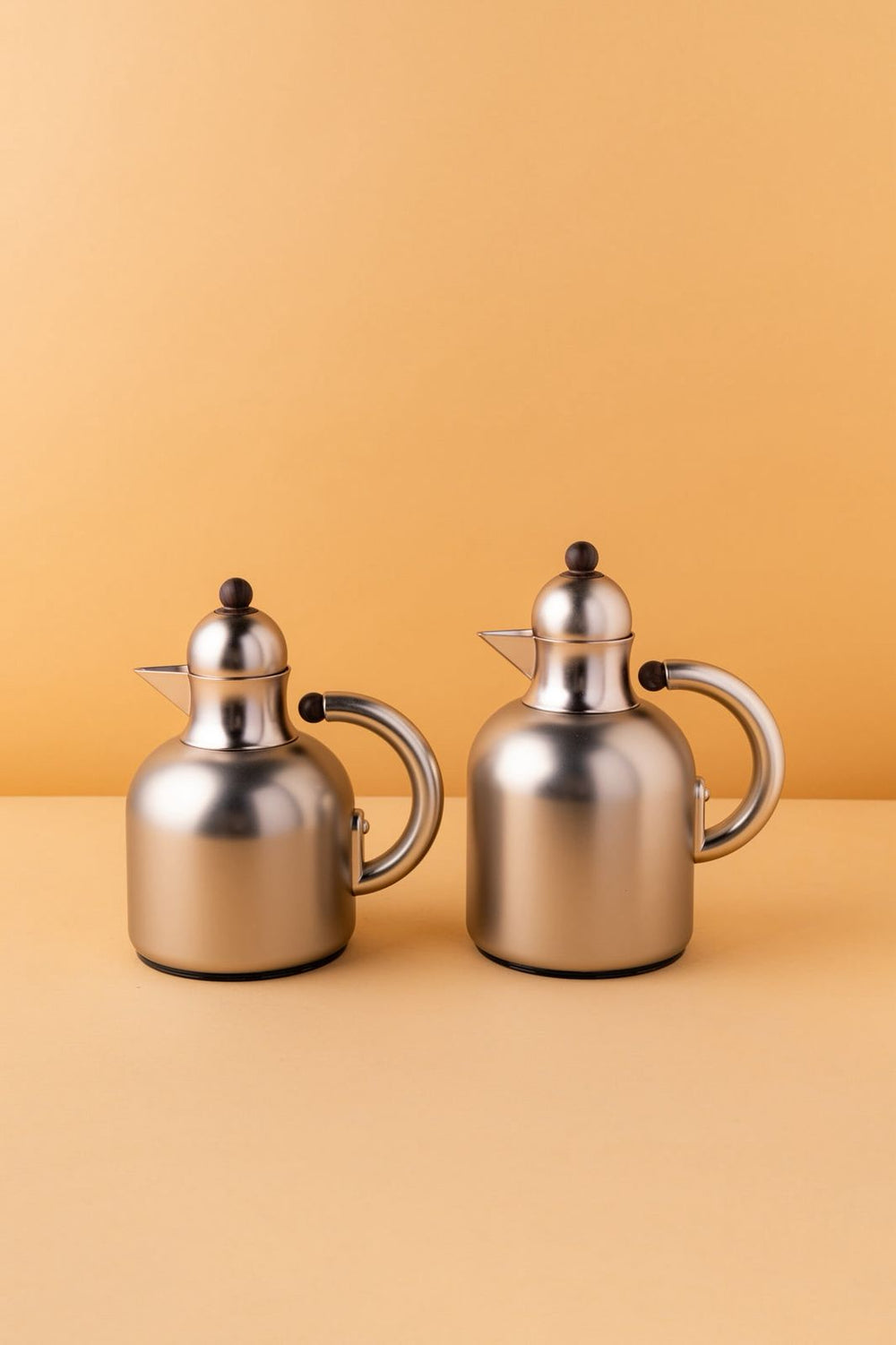 Azoob Flask Set 2 Pcs Matt Silver Wooden Handle 0.95L 0.6L Steel Insulated Arabic Flask REEMA Art
